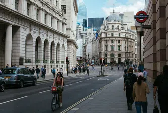 Тя е под целта на Bank of England за първи път от повече от три години