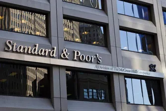 S&P повиши рейтинга на дълга на Гърция с 6 степени