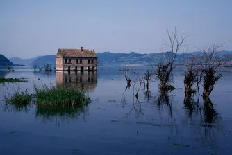 Водата напуска Мизия, но бавно