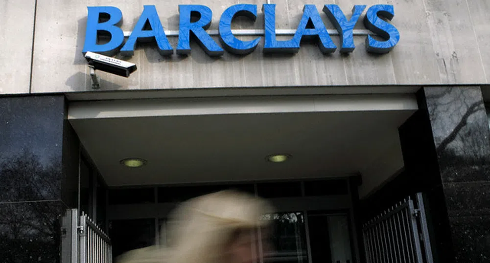 Служителка на Barclays крала пари от банката за пластични операции