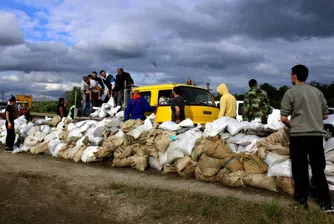 Евакуацията в Сърбия продължава, над 30 000 напуснаха домовете си