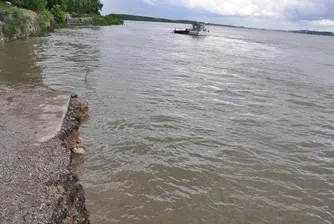 Дунав заля част от пристанището в Лом