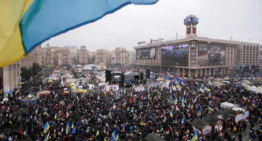 Полицията настъпва през барикадите в Киев