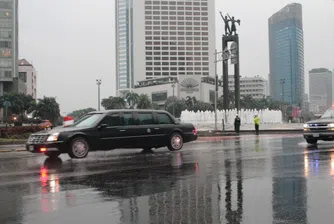 Барак Обама се вози в танк, който само изглежда като кола