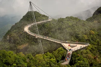 Най-невероятният въжен мост: Langkawi Sky Bridge