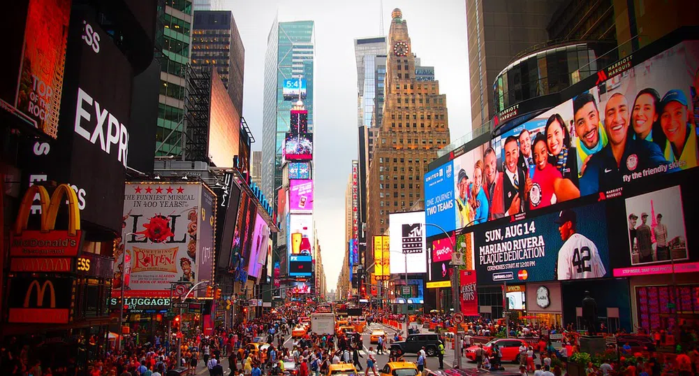 50 тона боклук изнесени от Times Square след новогодишната нош