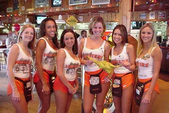 Hooters си търси купувач