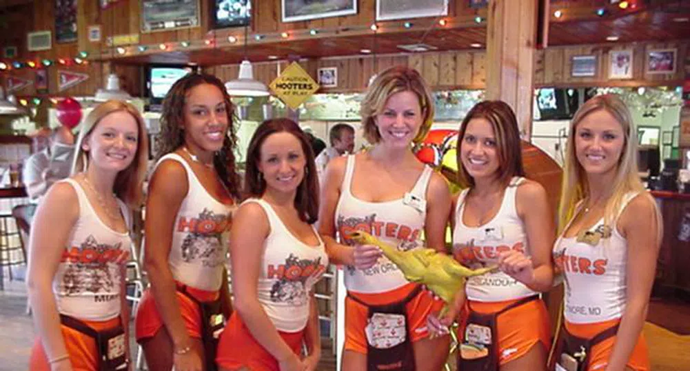 Hooters си търси купувач