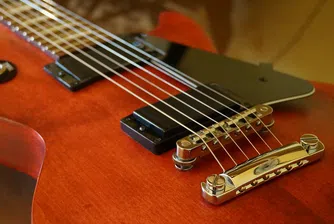 Защо легендарният производител на китари Gibson обяви фалит?