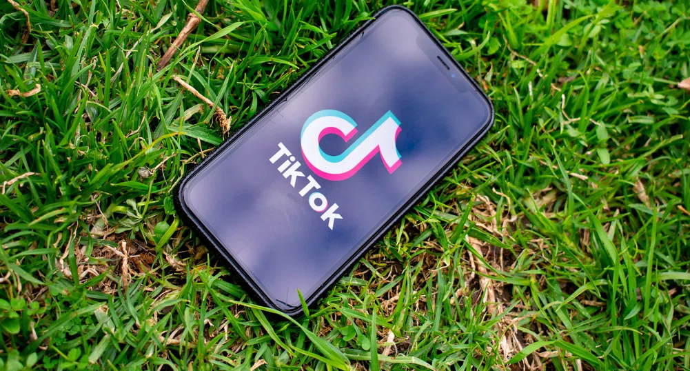 TikTok модератор съди компанията за нанесена психологическа травма