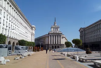 Държавата превежда днес допълнителното възнаграждение на медиците