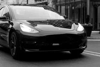 Финландец взриви своята Tesla с 30 кг динамит (видео)