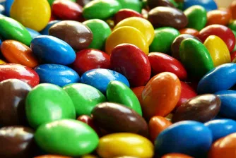 Мъж счупи рекорда за най-много дражета M&M, наредени едно върху друго