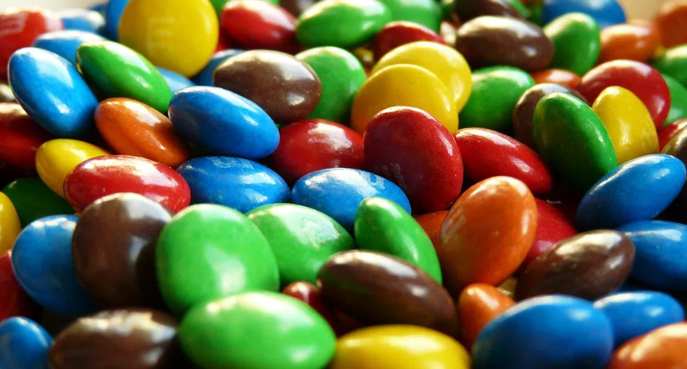 Мъж счупи рекорда за най-много дражета M&M, наредени едно върху друго