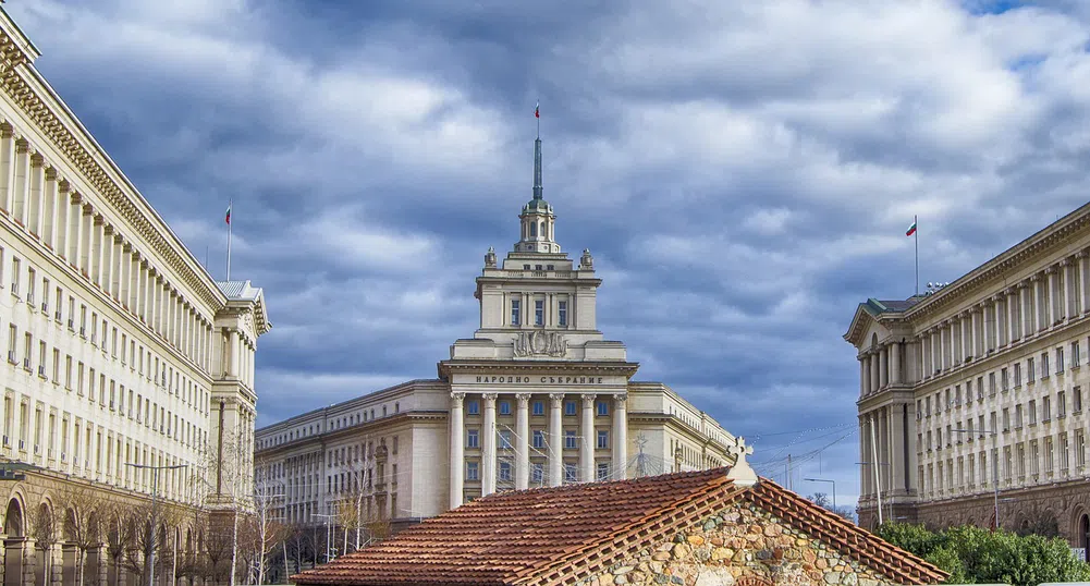 В парламента вече може да има депутати с двойно гражданство, реши НС