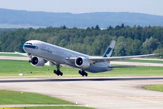 Cathay Pacific моли служителите си да излязат в неплатен отпуск