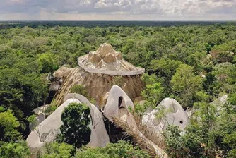 Невероятна сграда "расте" в средата на мексиканската джунгла