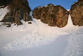 Лавина уби туристи във Франция