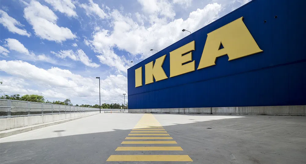 IKEA се подиграва с луксозна чанта, която прилича на нейна торба