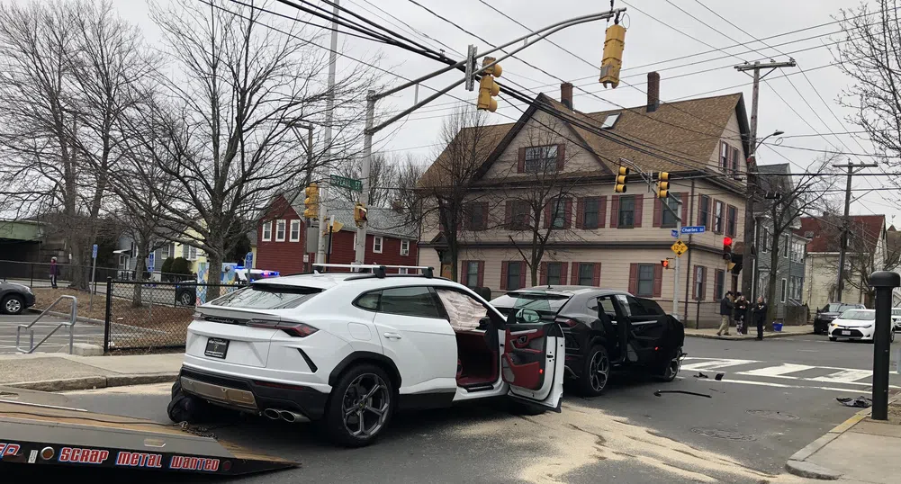 Тийнейджъри откраднаха две Lamborghini Urus и ги удариха