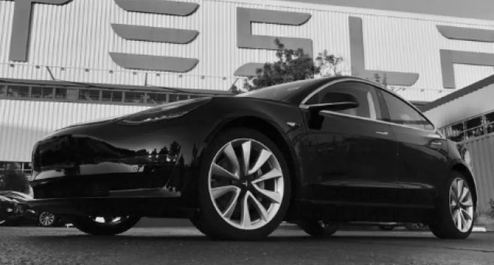 Tesla е уволнила 2% от служителите си