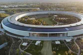 Директор в Apple напуска заради политика на компанията за връщане в офиса