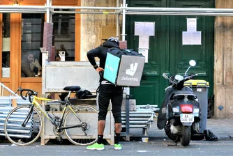 Книжата на Deliveroo поевтиняха с 30% в борсовия си дебют