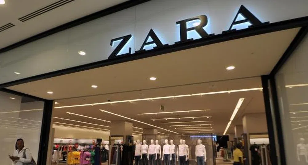 Защо клиенти на Zara откриват бележки за помощ в дрехите си?