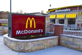 Тя е на 94 години и продължава да работи в McDonald's