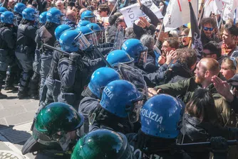 Общински служители проверяват билетите на еднодневните туристи пред входа на железопътната гара. Поставени са табели, предупреждаващи за програмата за плащане