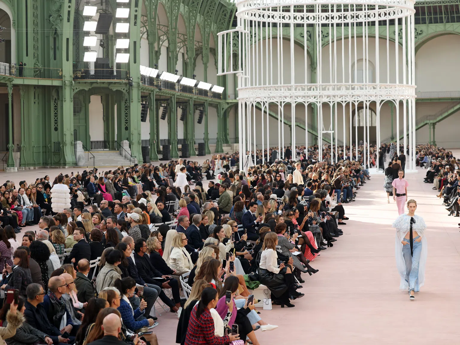 Ефирност и красота под стъкления покрив на Grand Palais: Chanel представи колекция пролет-лято 2025 г