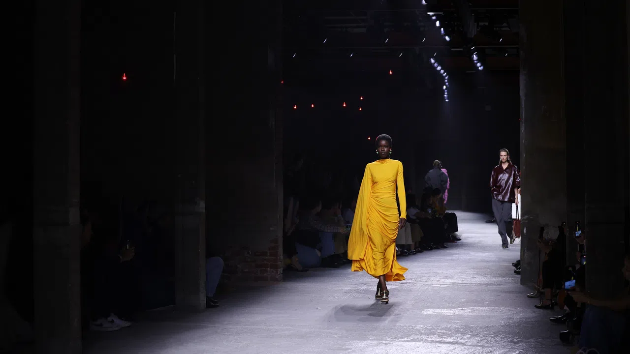 През сезон пролет лято 2025 дългата рокля остава ключова част от