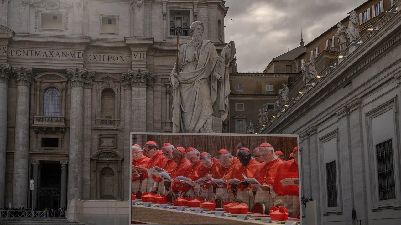 Конклавът във Ватикана продължава а кардиналите отново се събраха под