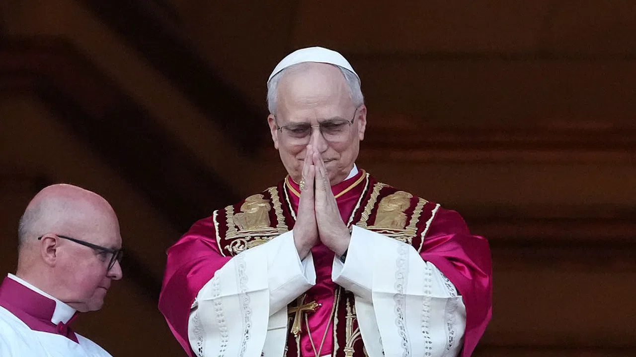 Робърт Франсис Превост Мартинес светското име на новия понтифик Лъв