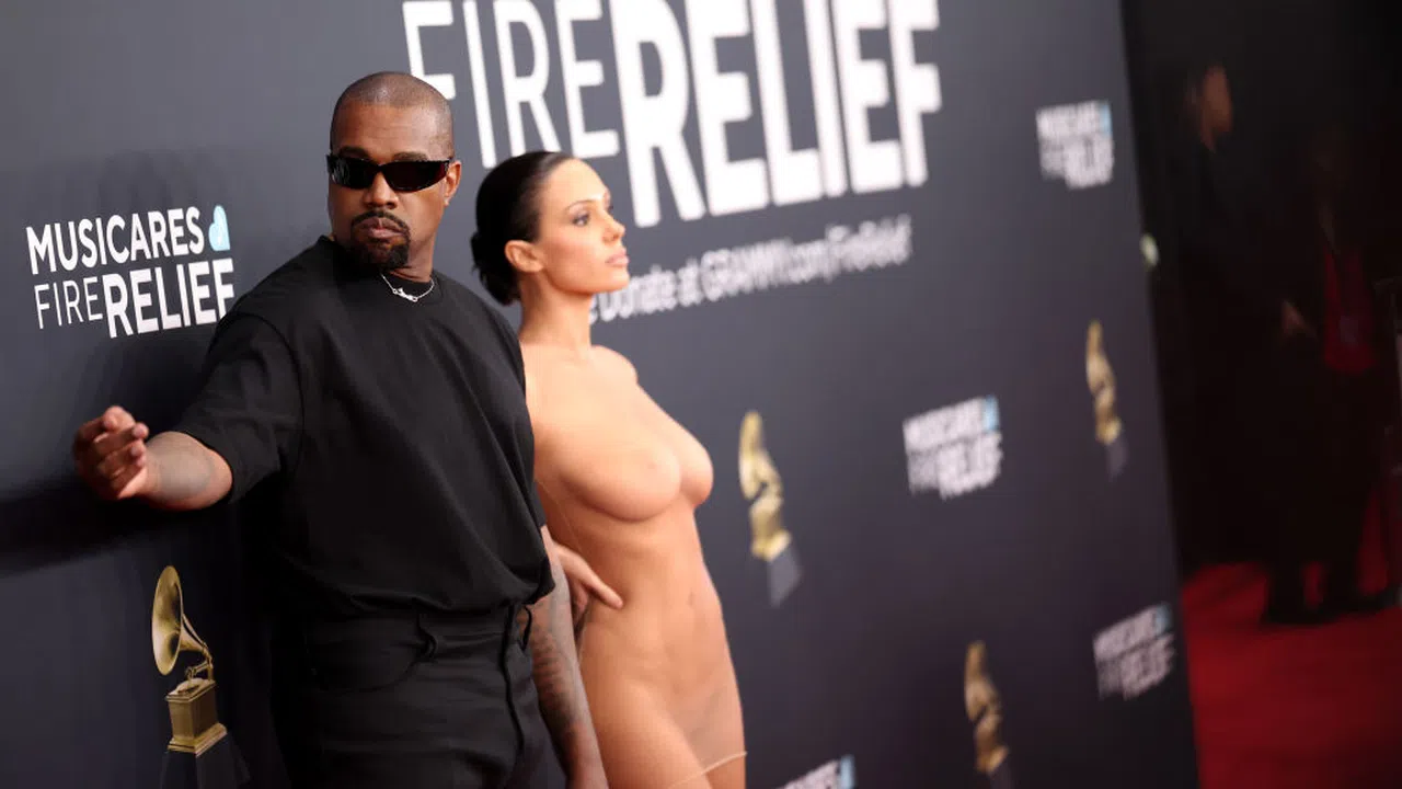 Компанията на Кание Уест Yeezy LLC е изправена пред сензационен