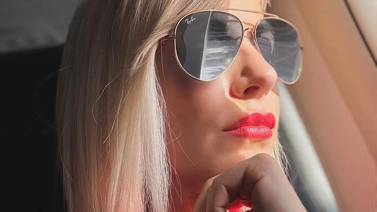 По време на студентските си години Поли Генова учи Режисура