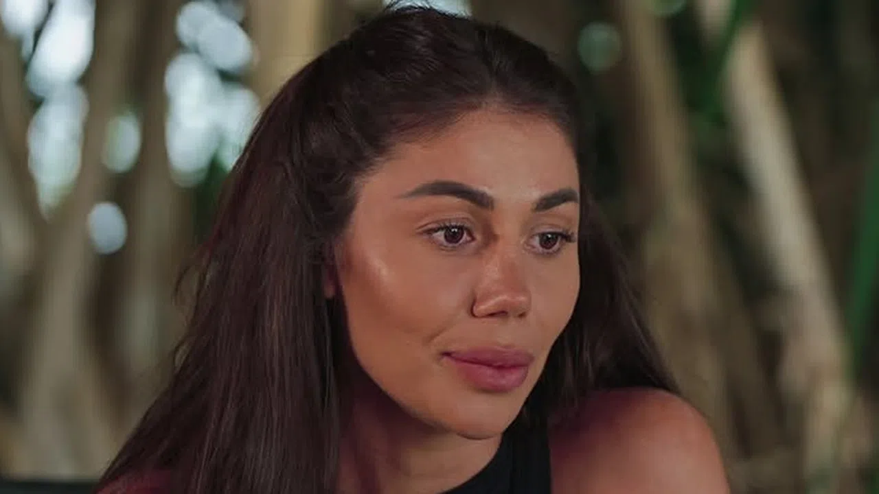 Докато атмосферата в имението става все по напрегната двете дружки –