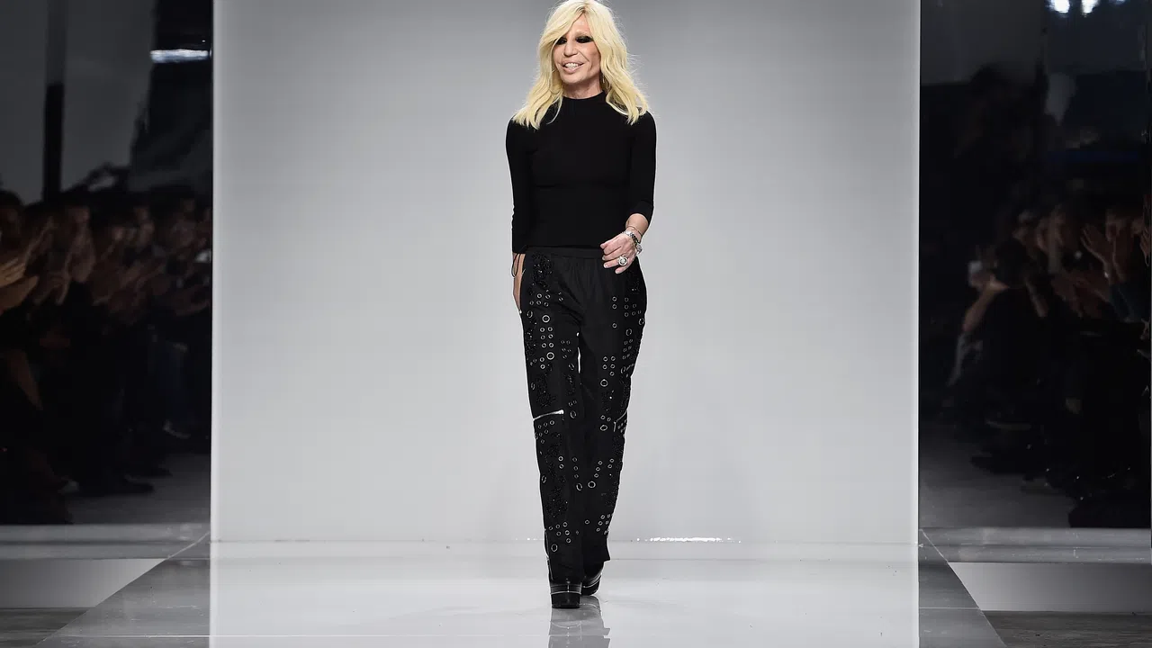 Докато светът се сбогува с Донатела Версаче която след 27