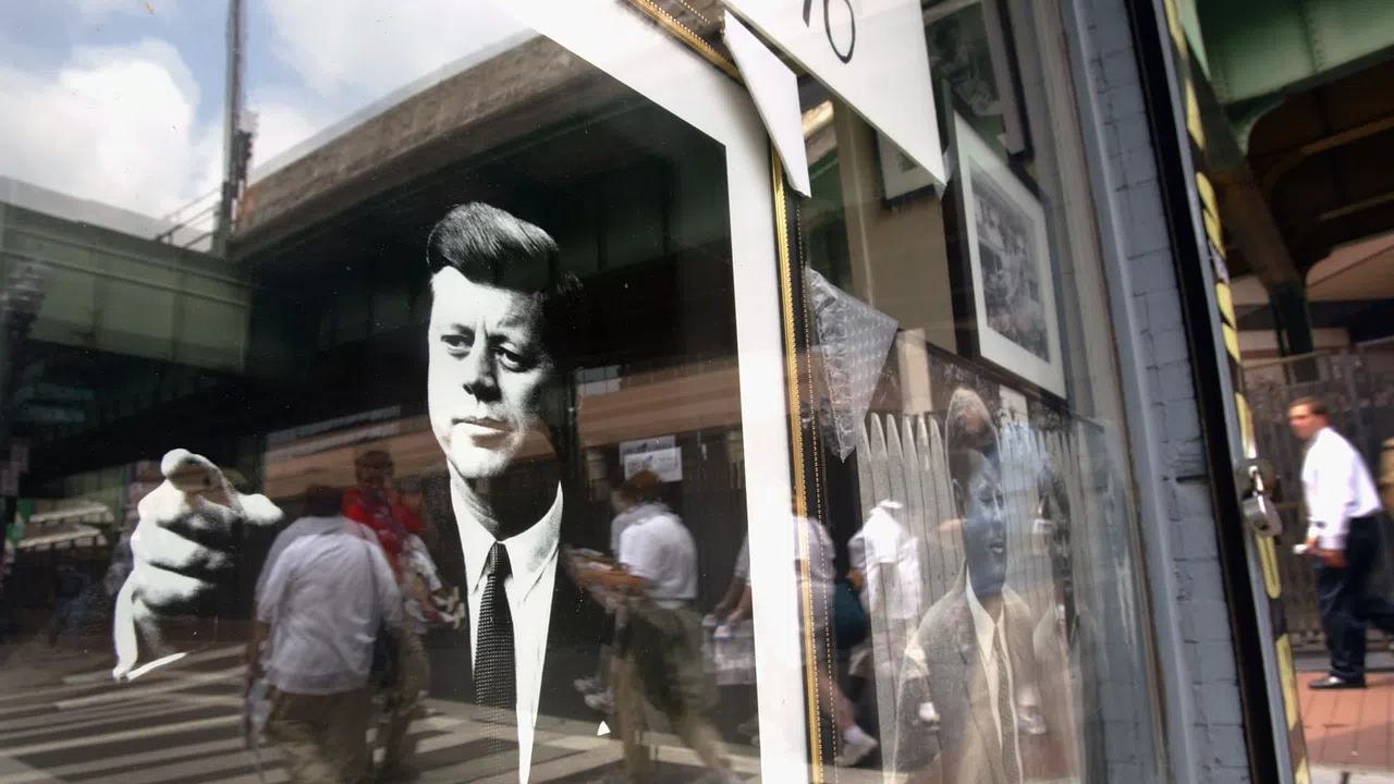 В изпълнение на предизборно обещание президентът Доналд Тръмп разсекрети над