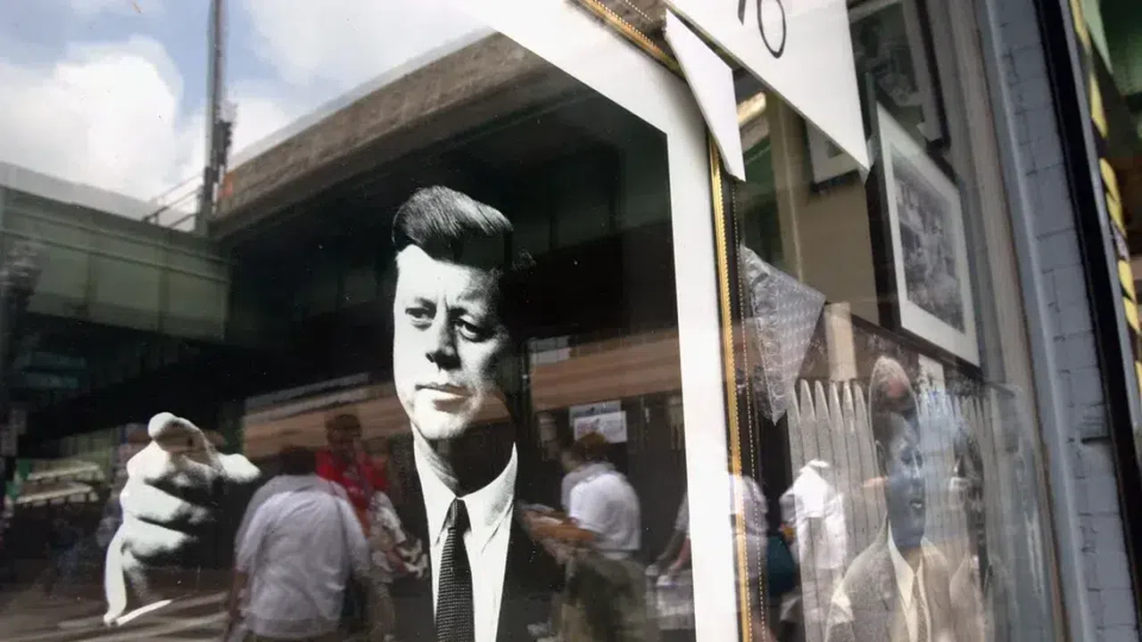 В свят обсебен от конспирации понякога истината е по странна от