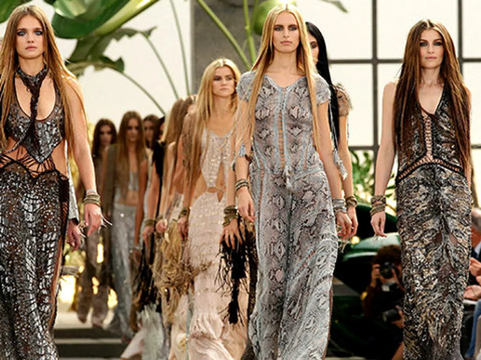 Тропическа атмосфера от Roberto Cavalli