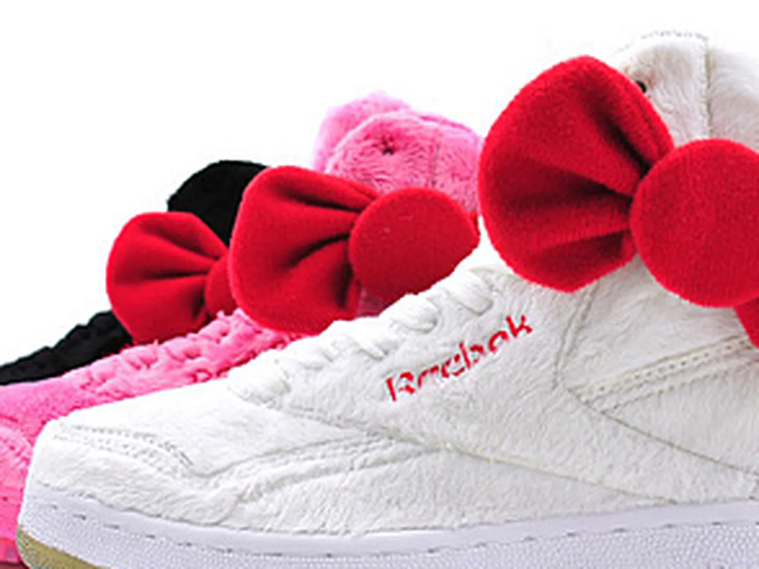 Плюшените кецове на Hello Kitty и Reebok