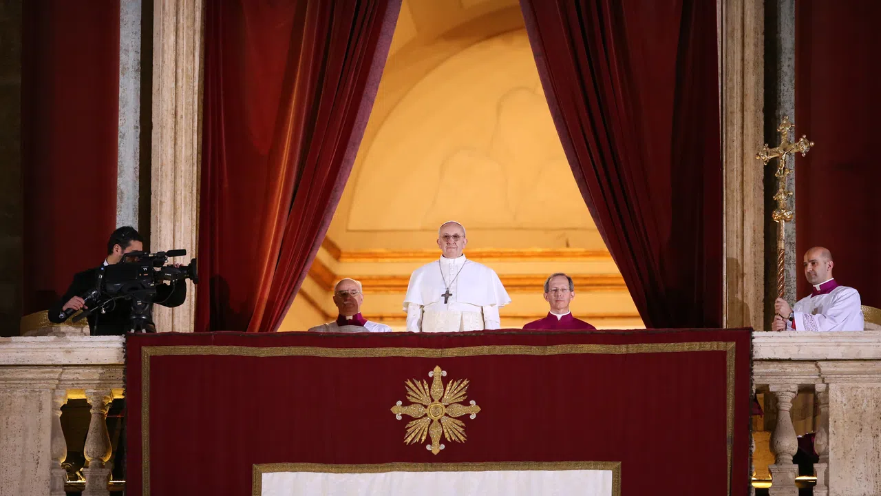 Когато светът чуе думите Habemus Papam очите се обръщат към