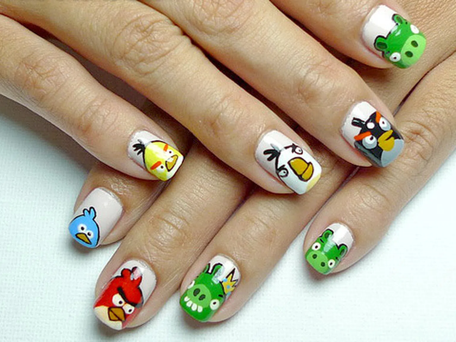 Маникюр в стил Angry Birds