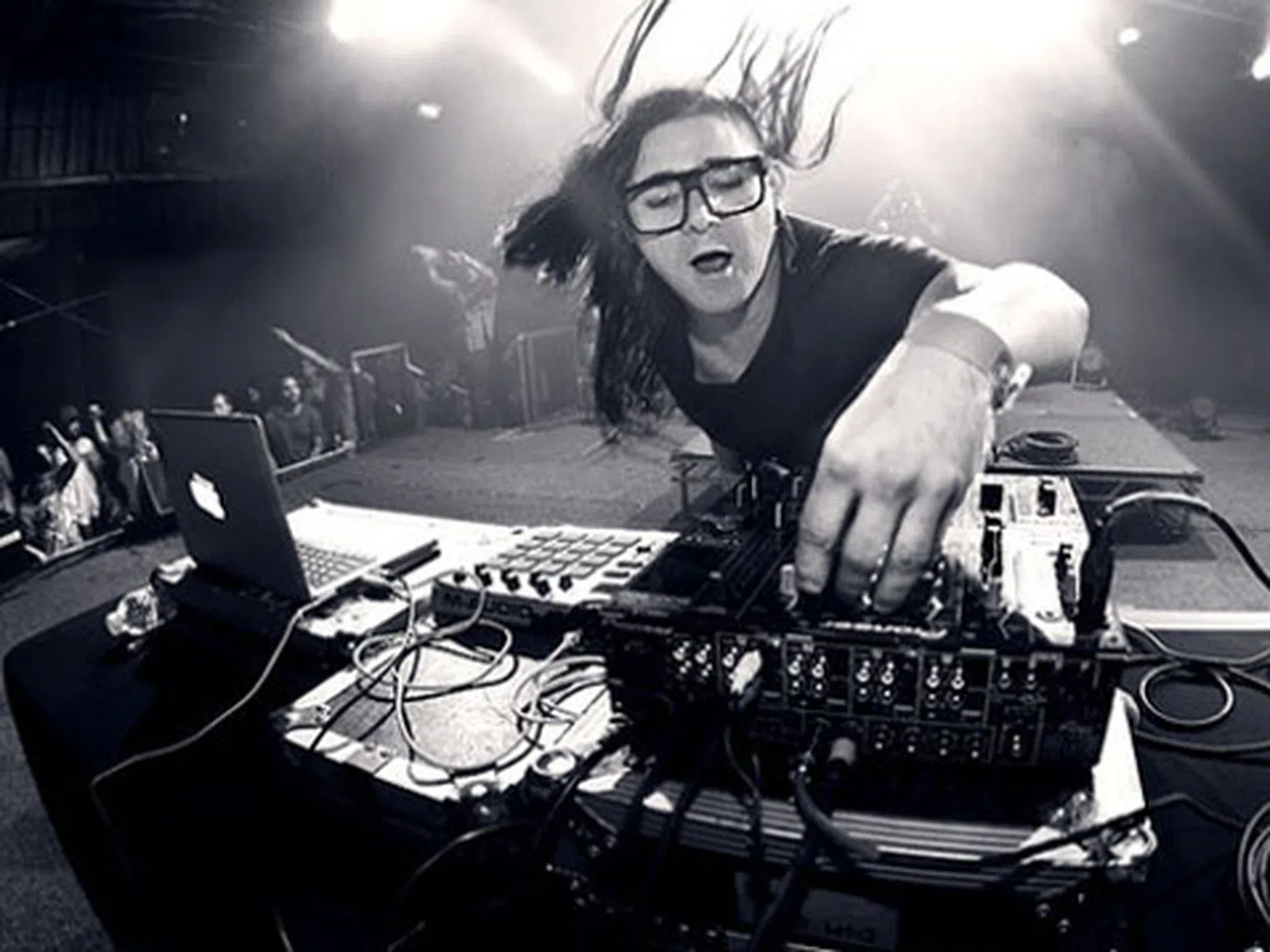 Истерия по първото гостуване на SKRILLEX в България