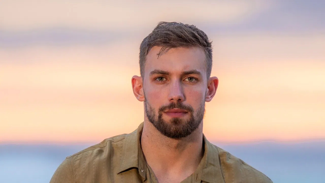 Имението се превърна в импровизиран комедиен клуб когато тримата ергени