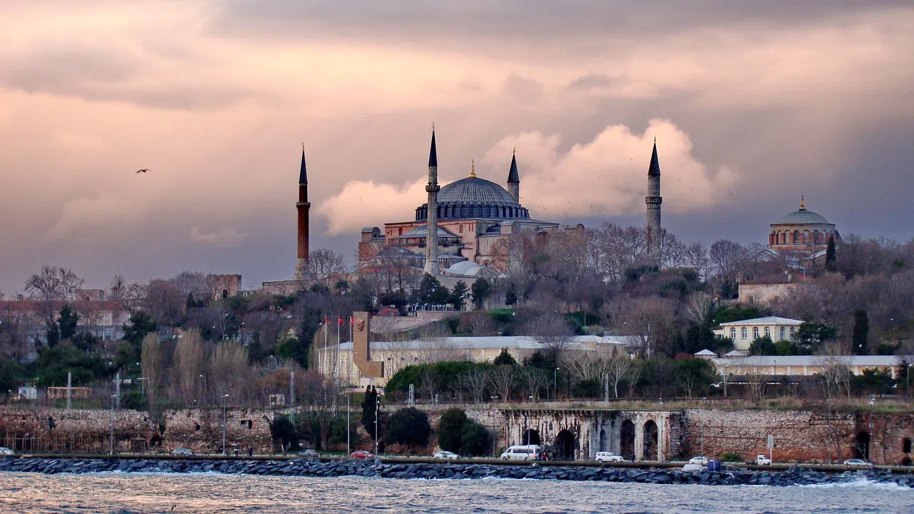 Турският сеизмолог Ахмет Ерджан предупреди че земетресението разтърсило Истанбул в