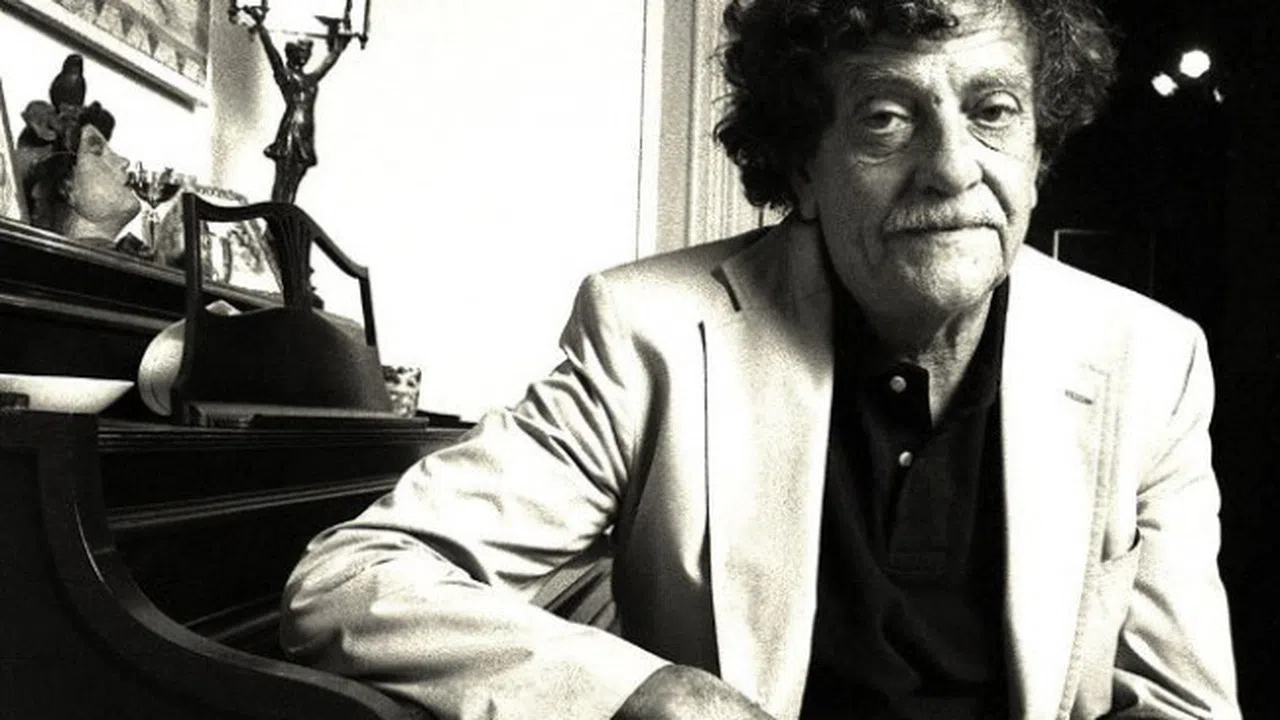 Кърт Вонегът е роден на 11 ноември през 1922 г