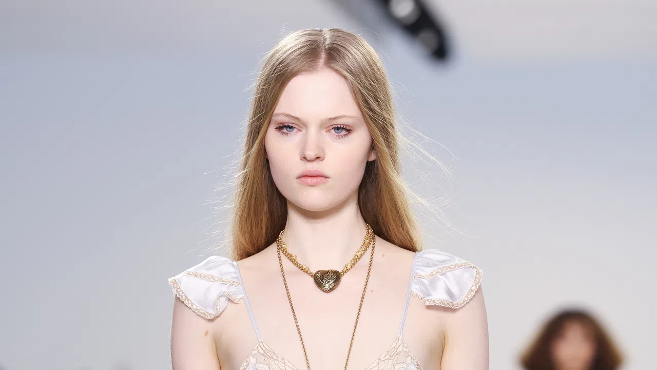 Рокли в стил бельо известни също като рокли nuisette през