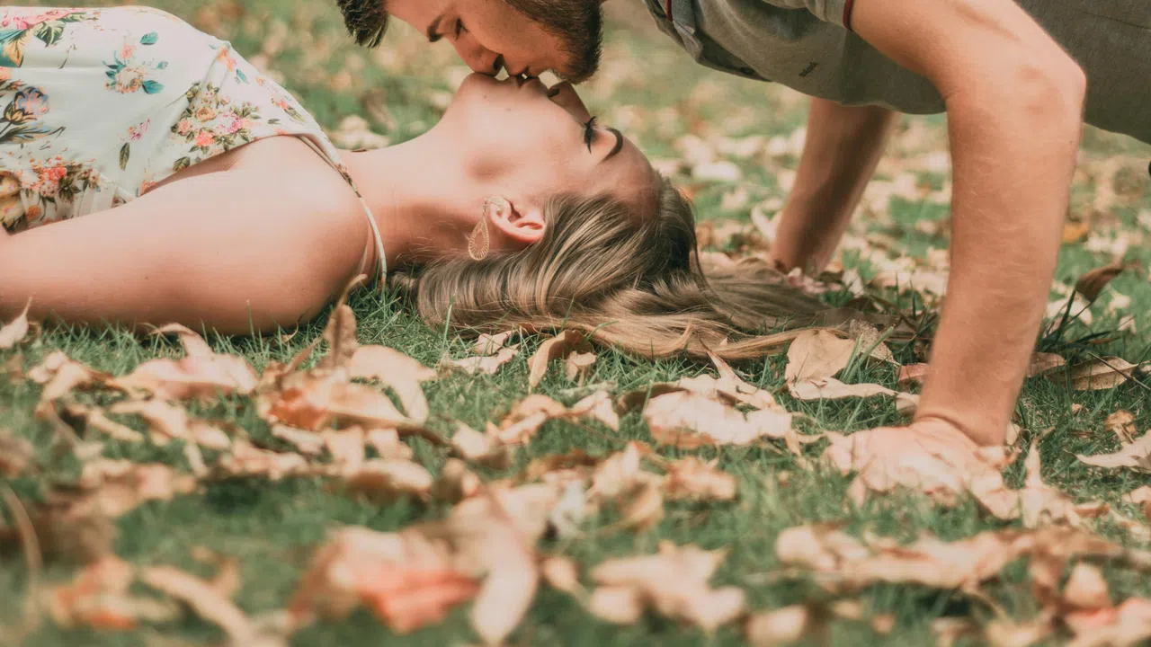 Една жена може да си тръгне заради Нежност зарязвайки богатство